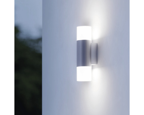 Applique murale extérieure lumineuse au design cylindrique sur une façade