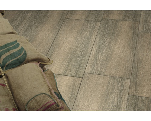 Carrelage de sol posé aspect bois et sacs décoratifs