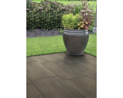 Aménagement de jardin avec carrelage en céramique imitation bois et pot de fleurs