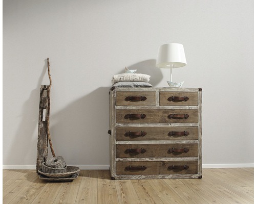 Kommode im Wohnzimmer mit sieben Schubladen und Tischlampe