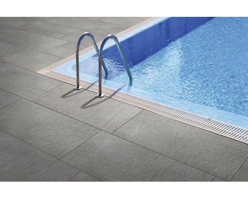 Pool mit grauen Terrassenfliesen und Edelstahlleiter