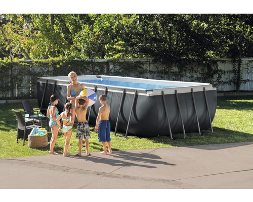Scène avec une famille près d''une piscine tubulaire dans le jardin.