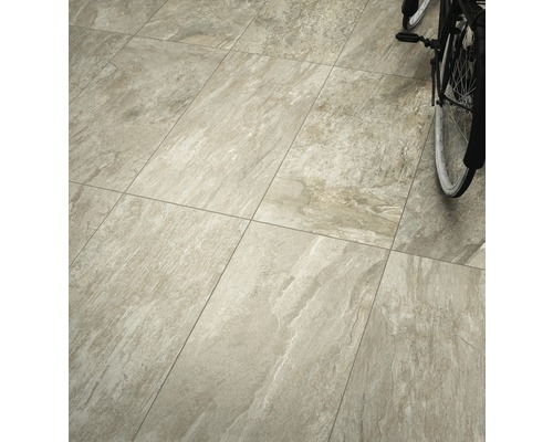 Verlegte Bodenfliesen mit Natursteinoptik und Fahrrad