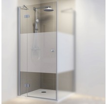 Douche avec paroi de douche en verre et pommeau de douche