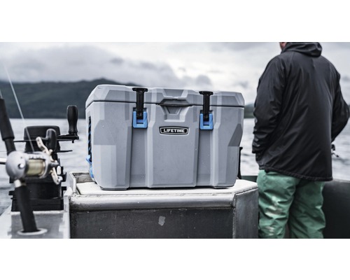 Graue Kühlbox der Marke Lifetime auf einem Boot
