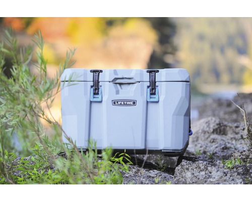 Graue Kühlbox der Marke Lifetime auf Steinen