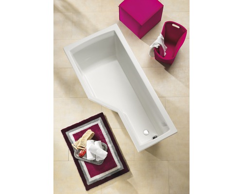 Aufnahme von oben einer rechteckigen Badewanne in einem Badezimmer mit Badvorleger, Hocker und Wäschekorb