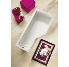 Aufnahme von Badewanne mit Badtextilien und Badaccessoires im Badezimmer