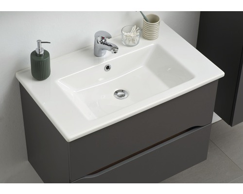 Waschtisch mit Unterschrank und Armatur im Badezimmer.