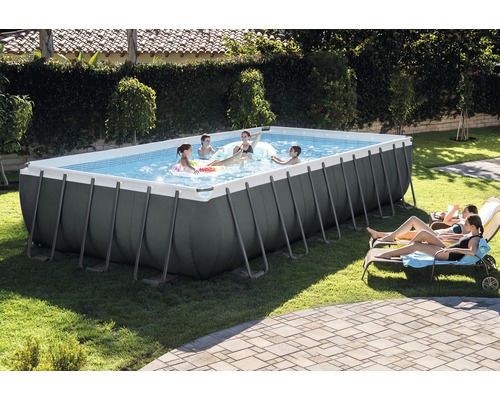 Rechteckiger Swimmingpool im Garten mit spielenden Kindern und entspannenden Erwachsenen.