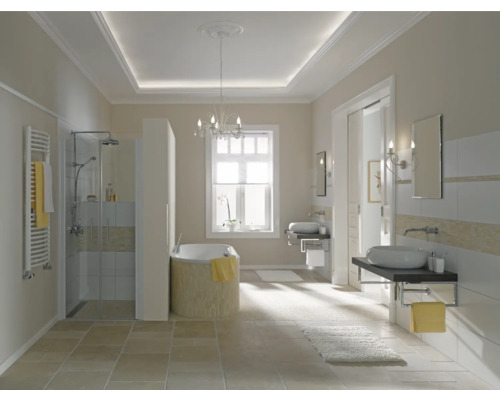 Helles Badezimmer mit Dusche, Badewanne, Waschtischen und Fliesenboden