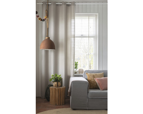 Salon avec rideau, suspension, canapé et table d''appoint