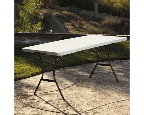 Rechteckiger Klapptisch mit Metallgestell im Aussenbereich.