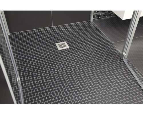 Ebenerdige Dusche mit Mosaikfliesen und quadratischem Ablauf