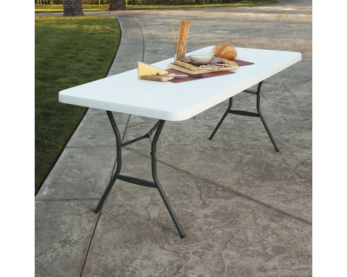 Weisser Klapptisch mit Speisen für den Aussenbereich