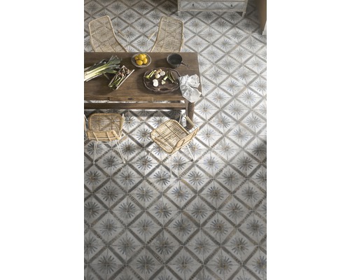 Innenraum mit Dekoration und Bodenfliesen mit Muster