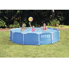 Familie spielt mit einem Ball im Intex Frame Pool im Garten.
