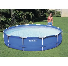 Aufblasbarer Pool im Garten mit Frau, die Wasser einfüllt