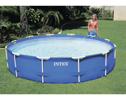 Piscine gonflable dans le jardin avec une femme qui remplit d''eau