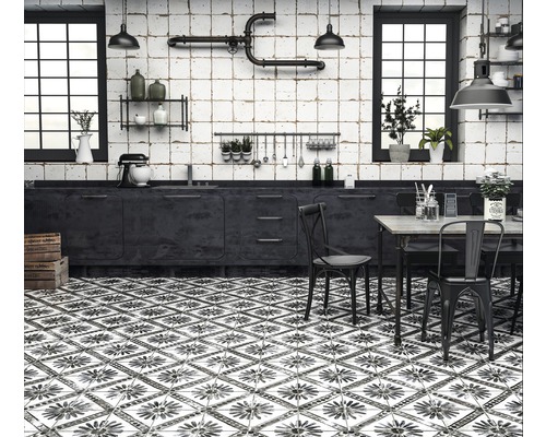 Küche mit dunklen Möbeln, Fliesenboden mit floralem Muster und Fenstern