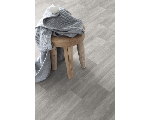 Scène avec sol vinyle imitation bois et tabouret avec couverture en tricot