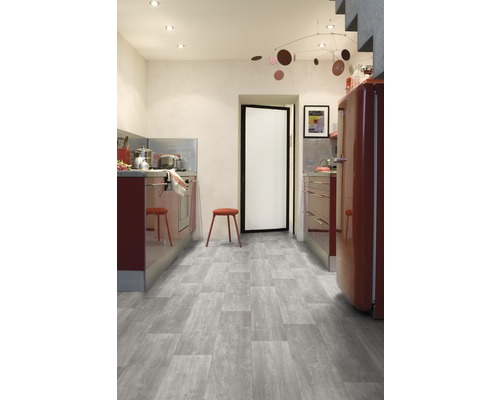 Scène de cuisine avec revêtement de sol gris aspect bois, meubles de cuisine et appareils de cuisine