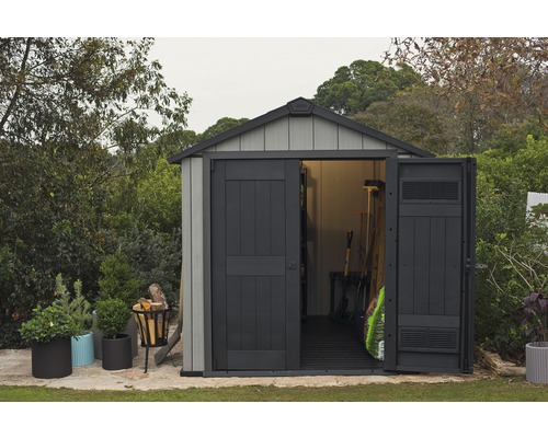 Kunststoffgerätehaus Keter Oakland 757 mit Fussboden 229 x 223,5 cm grau Gartenschuppen mit geöffneten Schiebetüren und Gartengeräten