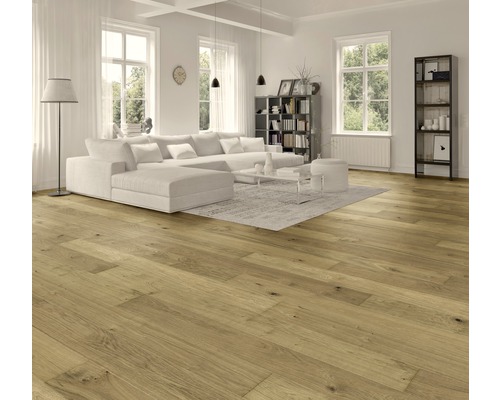 Salon lumineux avec parquet en chêne, canapé, bibliothèque et fenêtres pour une ambiance claire et accueillante.