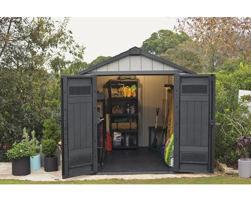 Offener Gartenschuppen mit Regalen zur Aufbewahrung von Gartengeräten und Zubehör.