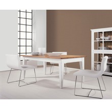 Esszimmer mit Holztisch, weißen Stühlen und Vitrine