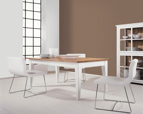 Esszimmer mit Holztisch, weißen Stühlen und Vitrine