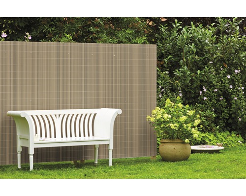 Gartenszene mit Sichtschutzzaun, Gartenbank und Pflanztopf