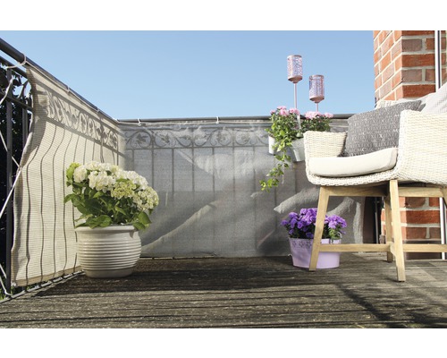 Balkonszene mit Sichtschutz, Stuhl und Blumen