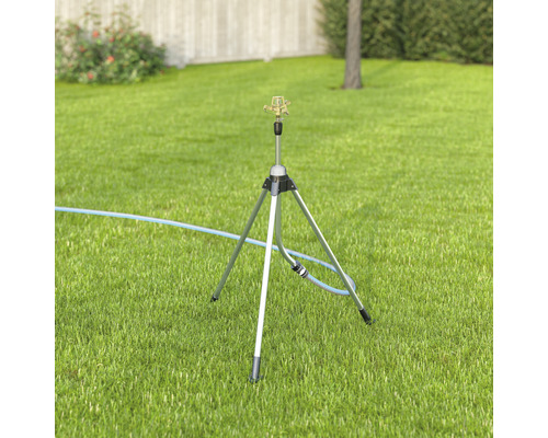 Rasensprenger auf einem Stativ im Garten