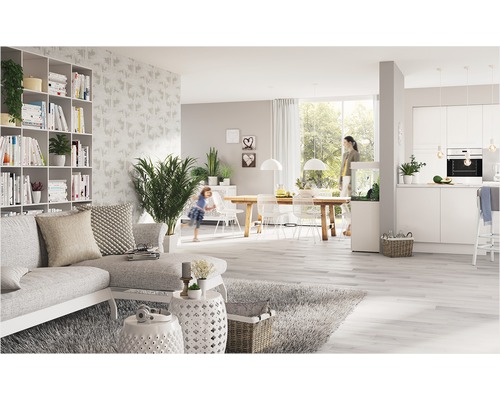 Salon lumineux avec canapé, table à manger et bibliothèque