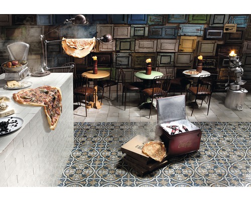 Innenraum eines Restaurants mit Tischen, Stühlen und dekorativen Wandelementen