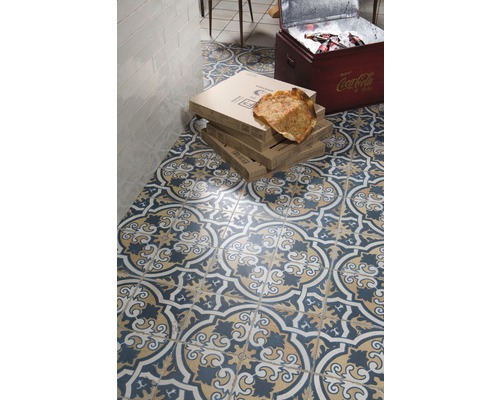 Boden mit Dekorfliesen, Pizzakartons und Kühlbox