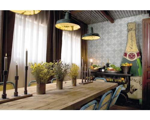 Esstisch aus Holz mit Blumen, Kerzen und Dekorationen in einem hellen Raum