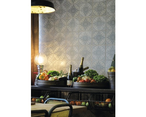 Dekorative Küche mit Fliesenmuster, Gemüse und Getränken.