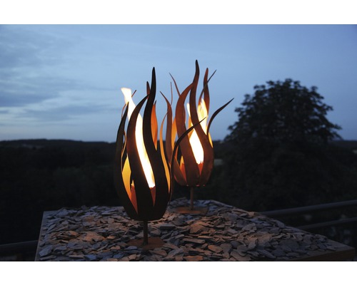 Gartenfackel aus Metall im Flammendesign auf Schiefer