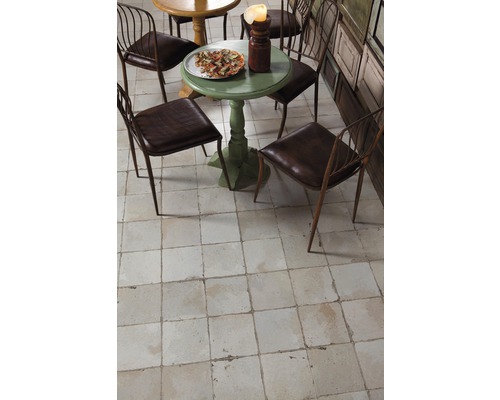 Scène avec table à manger, chaises et pizza sur un sol carrelé