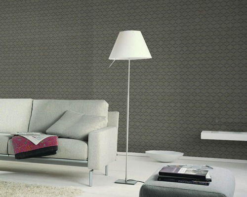 Wohnzimmer mit Sofa, Stehlampe und gemusterter Tapete für ein gemütliches Ambiente