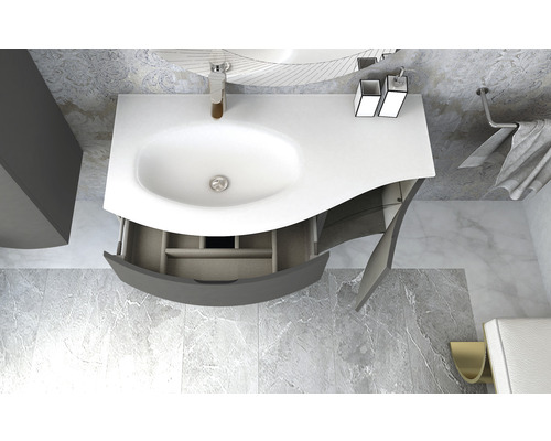 Vue de dessus d''une salle de bains avec meuble sous-lavabo, robinet, distributeur de savon et porte-serviettes