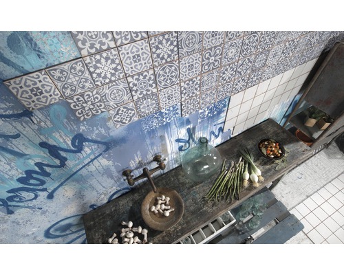 Dekorative Wandgestaltung mit Fliesen in einem Küchenbereich mit Vintage-Elementen.