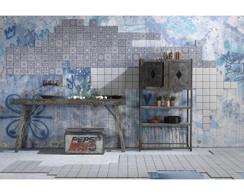 Wandgestaltung mit Fliesen in Küche mit Tisch, Schrank und Dekoration