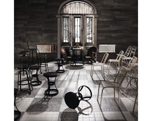 Interieuransicht mit Fliesenboden, Stühlen und Heizkörpern