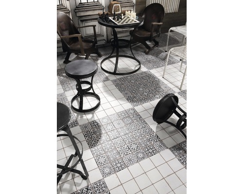 Szene mit Schachbrett auf einem Tisch, Stühlen und dekorierten Bodenfliesen