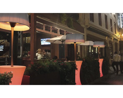 Aussenbereich eines Restaurants mit Heizstrahlern in Lampenform