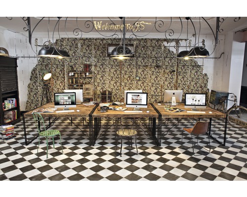 Büroraum mit Schreibtischen, Stühlen, Computern und Schachbrettboden