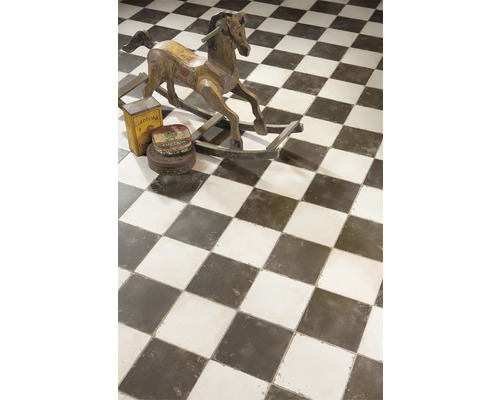 Schachbrettmuster Boden mit Schaukelpferd und Dekoration